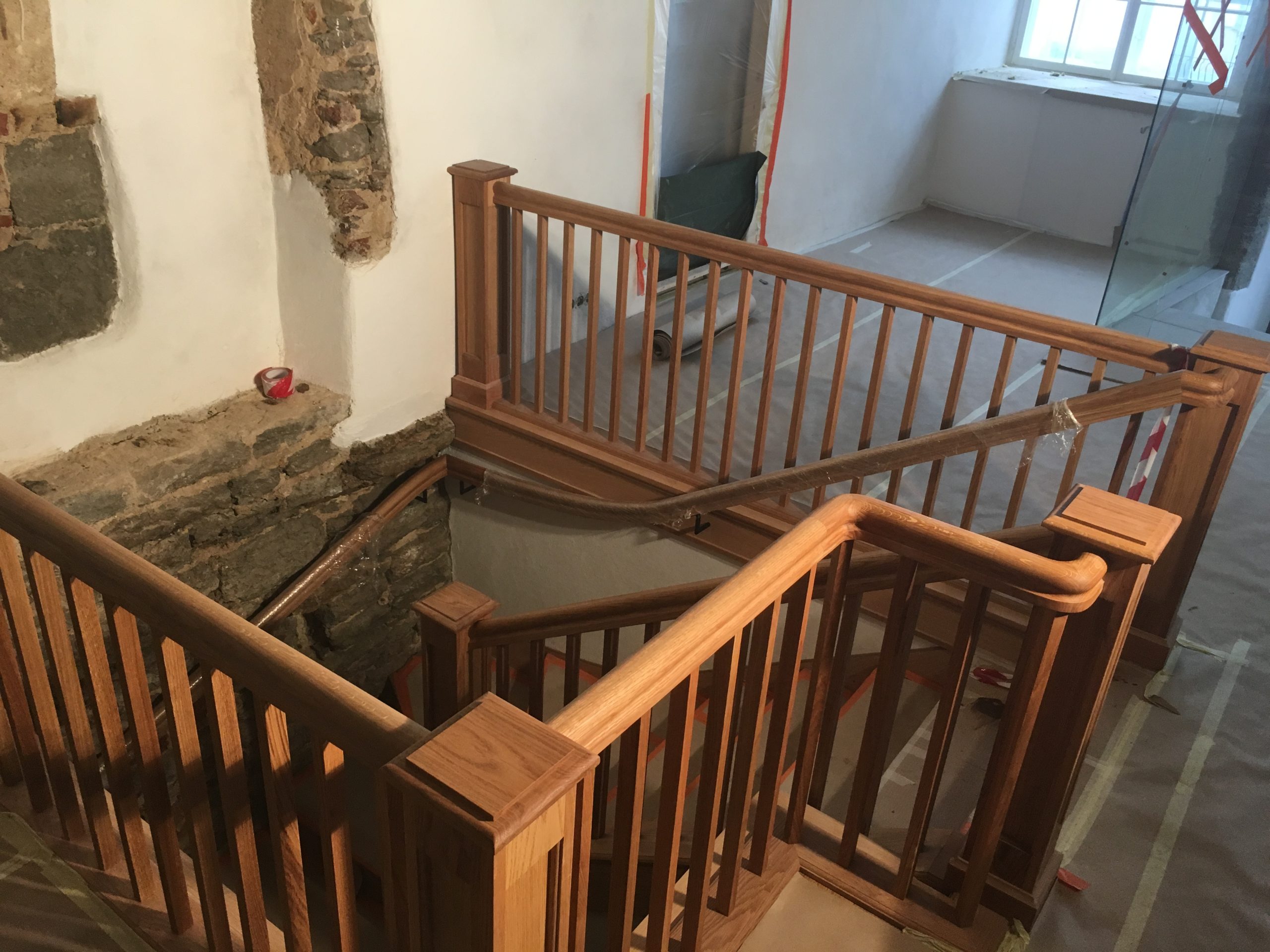 Trepipiirded ja käsipuud — H&P Trepp